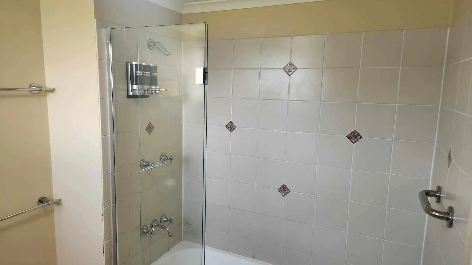 Coastal Breeze Studio- Steps From Cbd,Stadium&Ferry Townsville 0*,
